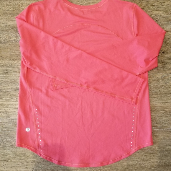 Womens running Lululemon shirt size medium - Picture 4 of 4